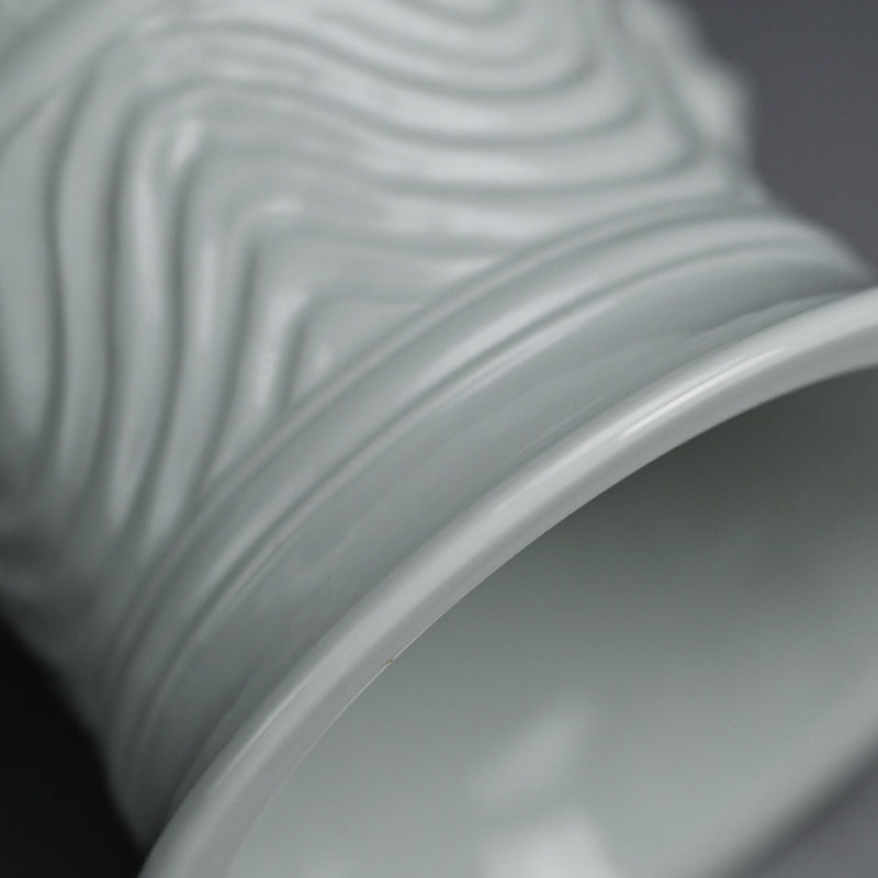 White Porcelain Vase, Chikuken ー三代 三浦 竹軒 "白瓷彫刻饕餮紋 花瓶"