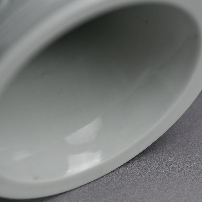 White Porcelain Vase, Chikuken ー三代 三浦 竹軒 "白瓷彫刻饕餮紋 花瓶"