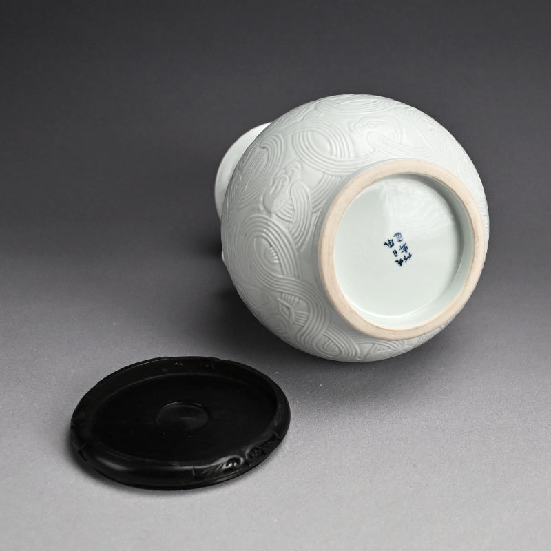 White Porcelain Vase, Chikuken ー三代 三浦 竹軒 "白瓷彫刻饕餮紋 花瓶"
