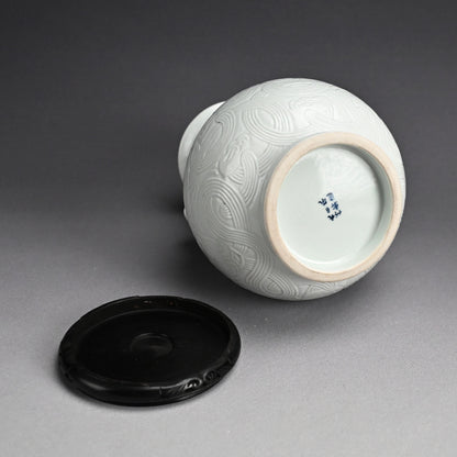 White Porcelain Vase, Chikuken ー三代 三浦 竹軒 "白瓷彫刻饕餮紋 花瓶"