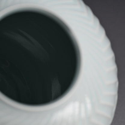Seihakuji Shinogi Tsubo ー筒井 廣明 "青白磁縞壺"