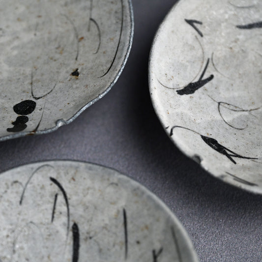 Sanzun-zara 5 pc Dish Set ー岸田 匡啓 "粉引鉄絵形あそび 三寸皿揃"