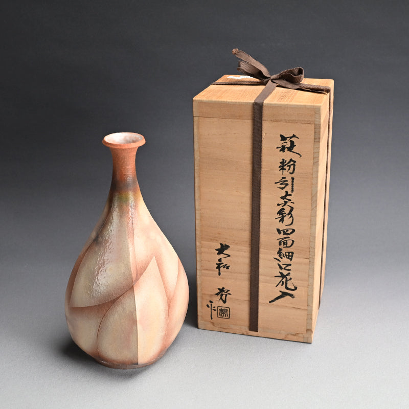 Flame Colored Kohiki Vase ー大和 努 "萩粉引文彩四面細口花入"