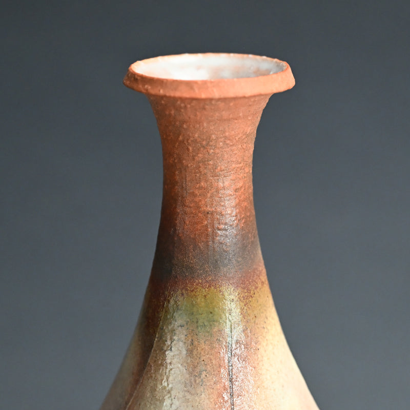 Flame Colored Kohiki Vase ー大和 努 "萩粉引文彩四面細口花入"