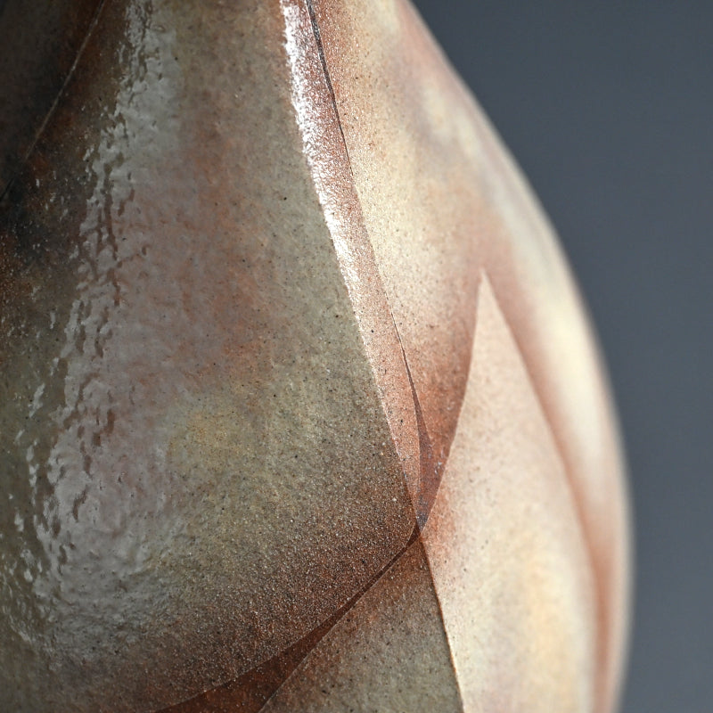 Flame Colored Kohiki Vase ー大和 努 "萩粉引文彩四面細口花入"