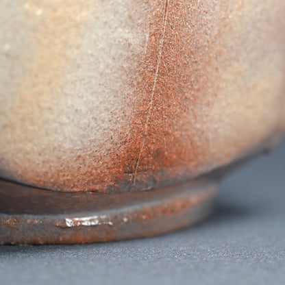 Flame Colored Kohiki Vase ー大和 努 "萩粉引文彩四面細口花入"