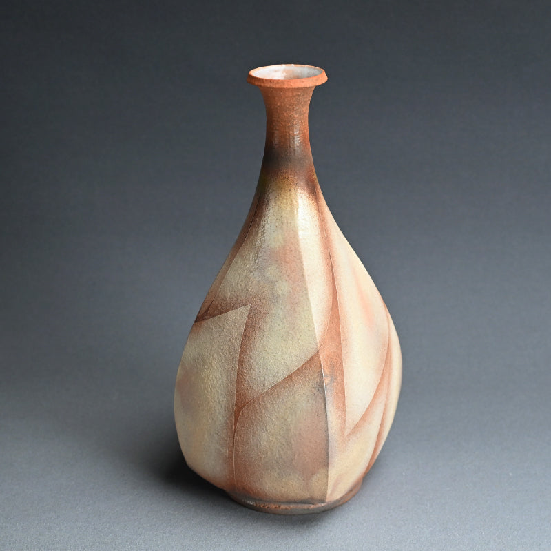 Flame Colored Kohiki Vase ー大和 努 "萩粉引文彩四面細口花入"