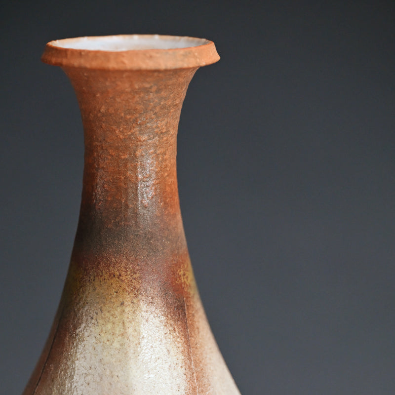 Flame Colored Kohiki Vase ー大和 努 "萩粉引文彩四面細口花入"