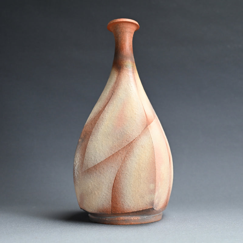 Flame Colored Kohiki Vase ー大和 努 "萩粉引文彩四面細口花入"