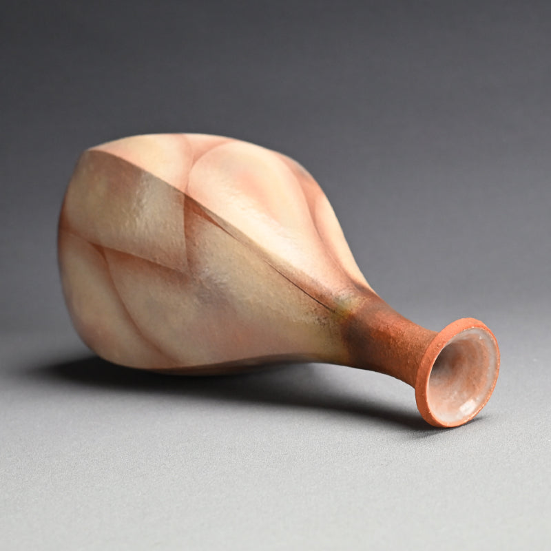 Flame Colored Kohiki Vase ー大和 努 "萩粉引文彩四面細口花入"