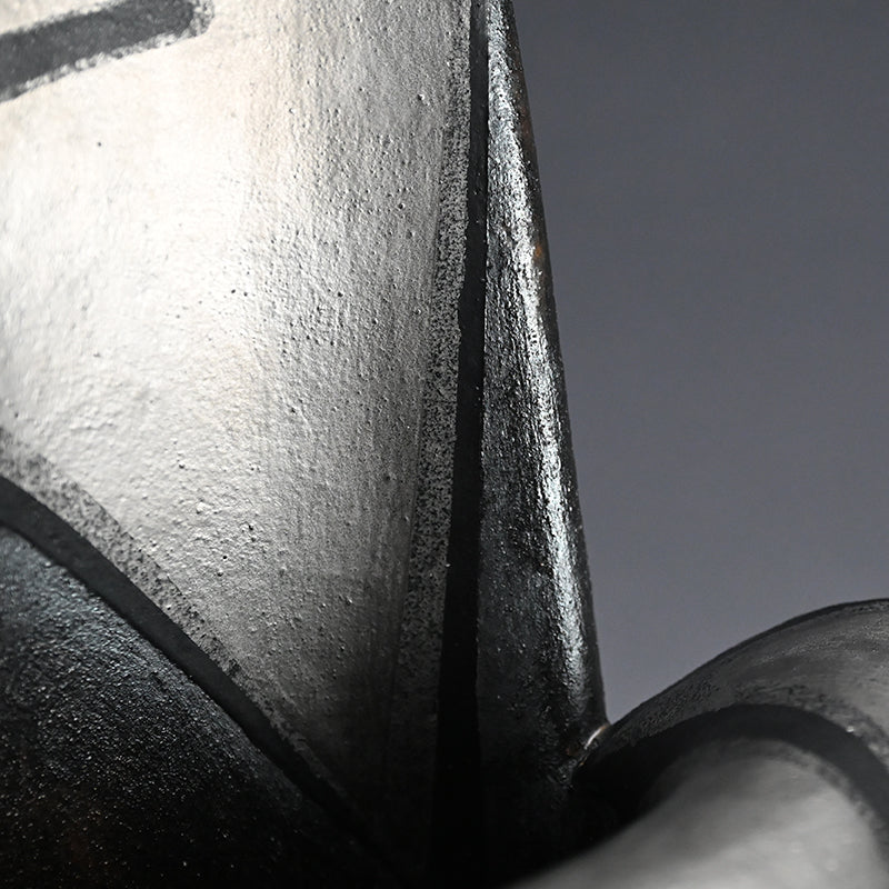 Silver Glazed Tsubo, 2002 ー柳原 睦夫 “縄文式ヤヨイ形 壺”