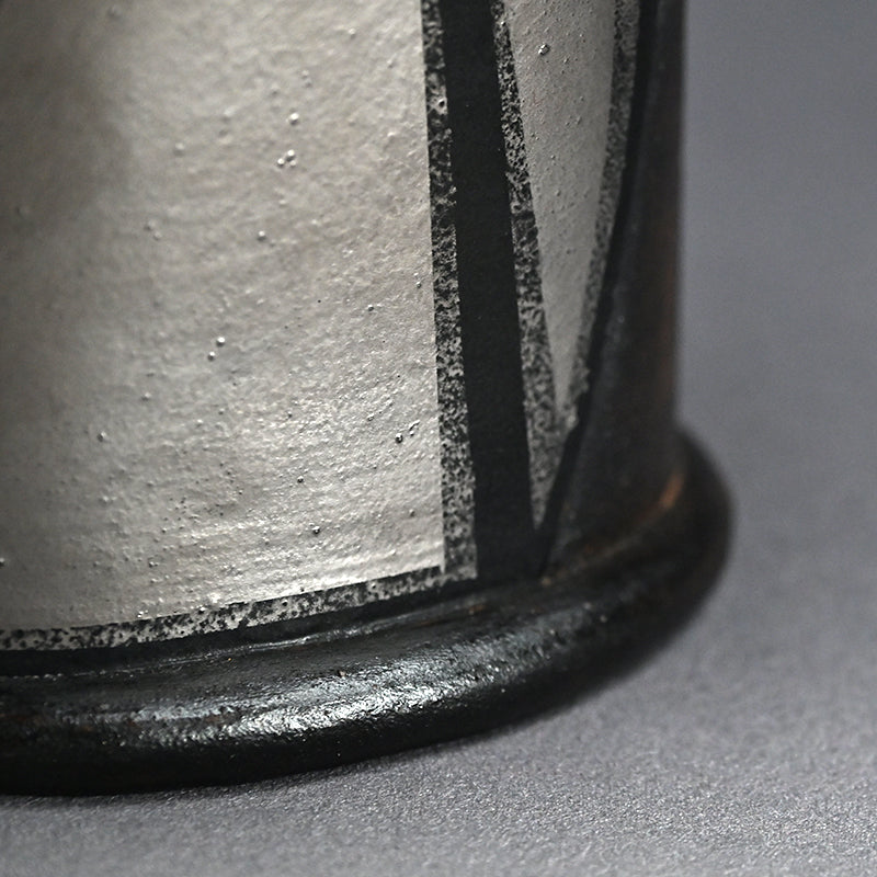 Silver Glazed Tsubo, 2002 ー柳原 睦夫 “縄文式ヤヨイ形 壺”
