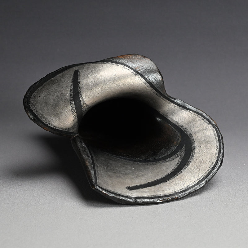 Silver Glazed Tsubo, 2002 ー柳原 睦夫 “縄文式ヤヨイ形 壺”