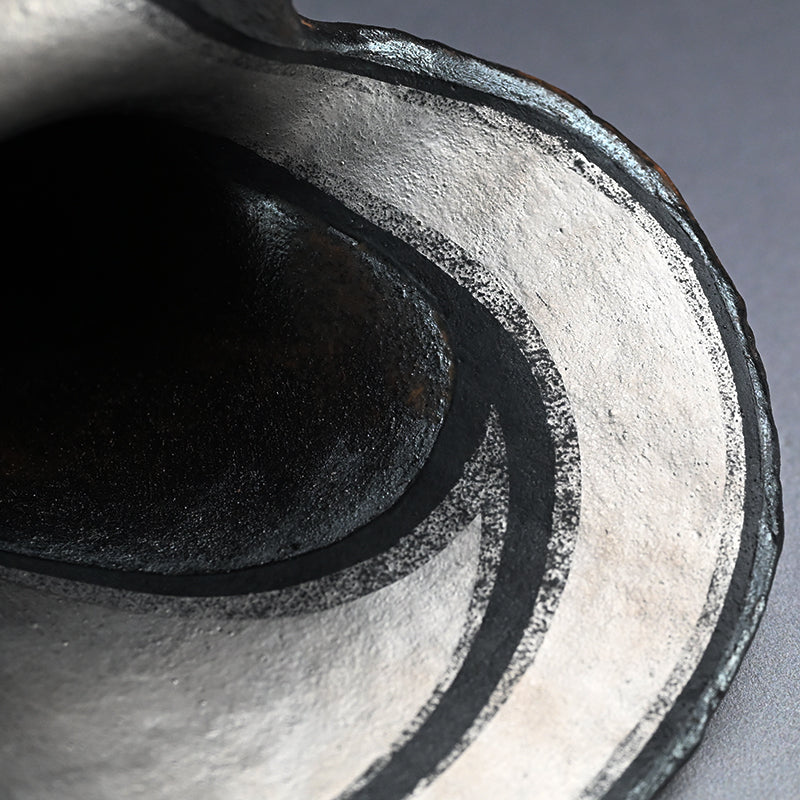 Silver Glazed Tsubo, 2002 ー柳原 睦夫 “縄文式ヤヨイ形 壺”