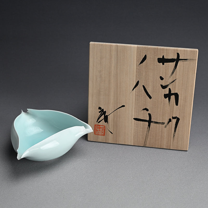 Triangular Vessel by the Late Great ー加藤 委 “サンカクノハチ“