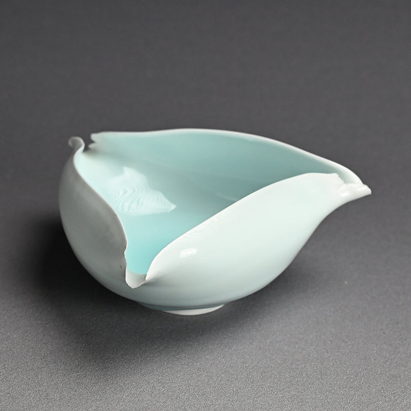 Triangular Vessel by the Late Great ー加藤 委 “サンカクノハチ“