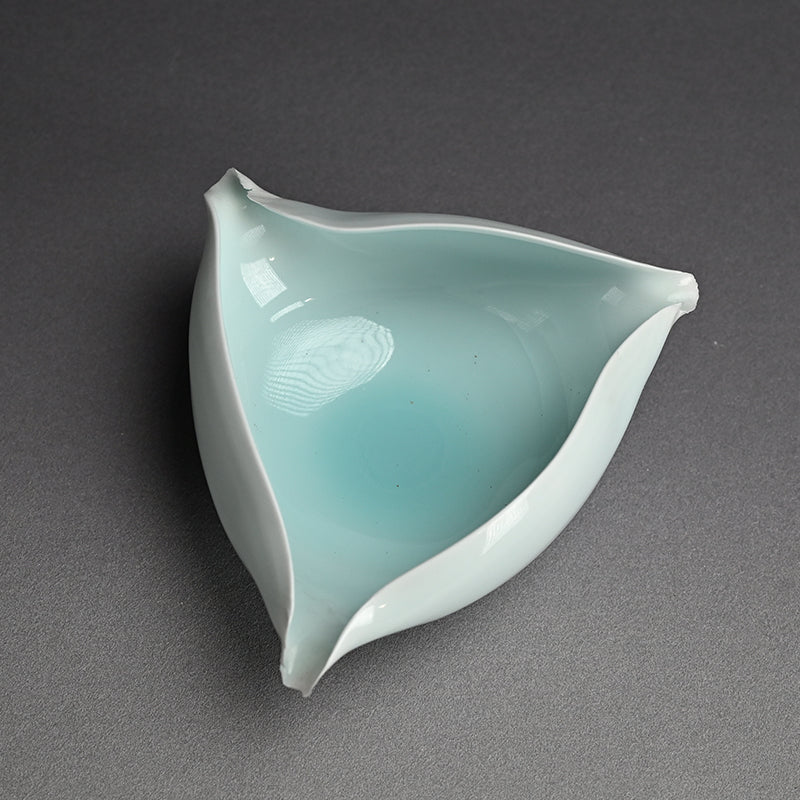 Triangular Vessel by the Late Great ー加藤 委 “サンカクノハチ“