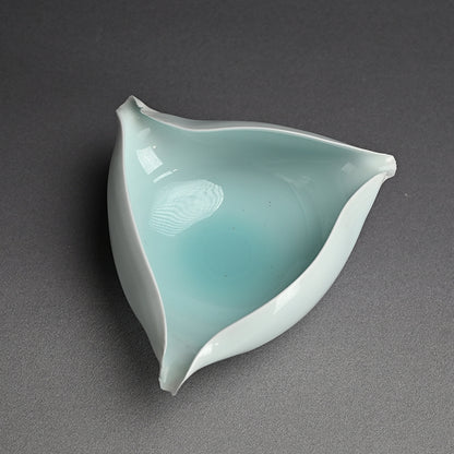 Triangular Vessel by the Late Great ー加藤 委 “サンカクノハチ“