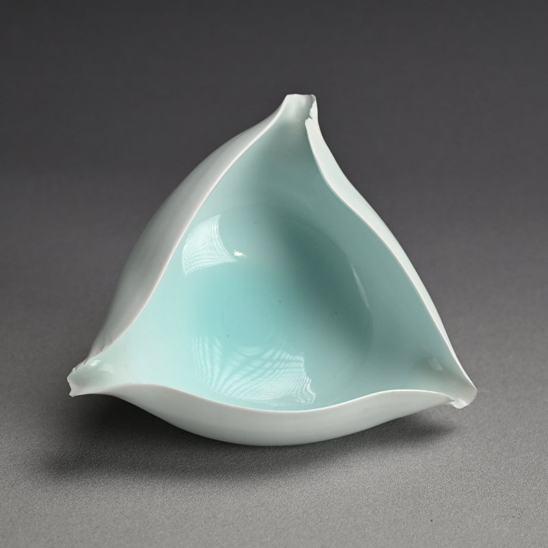 Triangular Vessel by the Late Great ー加藤 委 “サンカクノハチ“