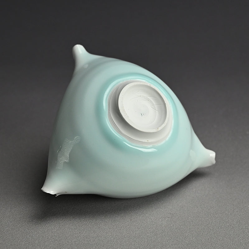 Triangular Vessel by the Late Great ー加藤 委 “サンカクノハチ“