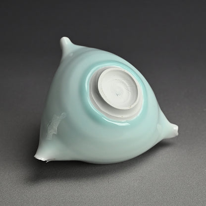 Triangular Vessel by the Late Great ー加藤 委 “サンカクノハチ“