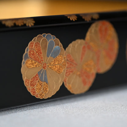 Superb Lacquer Tray w/ Chrysanthemum ー鈴木 表朔 "蒔絵黒塗祝箱"