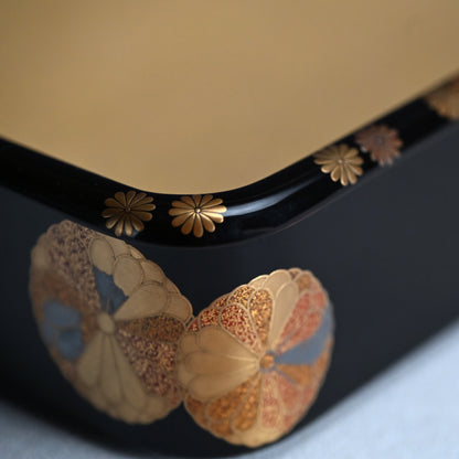 Superb Lacquer Tray w/ Chrysanthemum ー鈴木 表朔 "蒔絵黒塗祝箱"