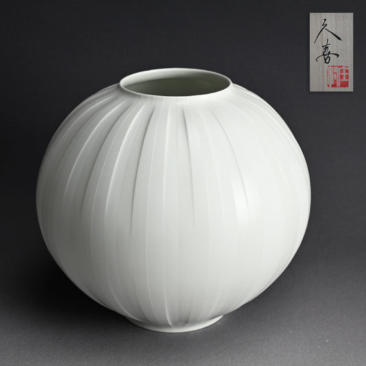 Exquisite Porcelain Vase ー庄村 久喜 "白砂彩磁 丸壺"