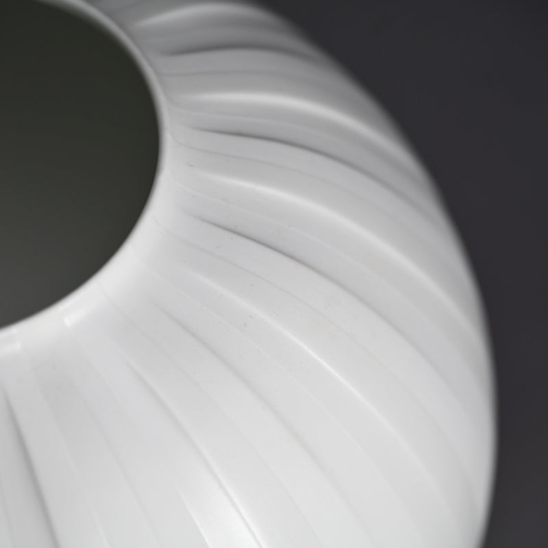Exquisite Porcelain Vase ー庄村 久喜 "白砂彩磁 丸壺"