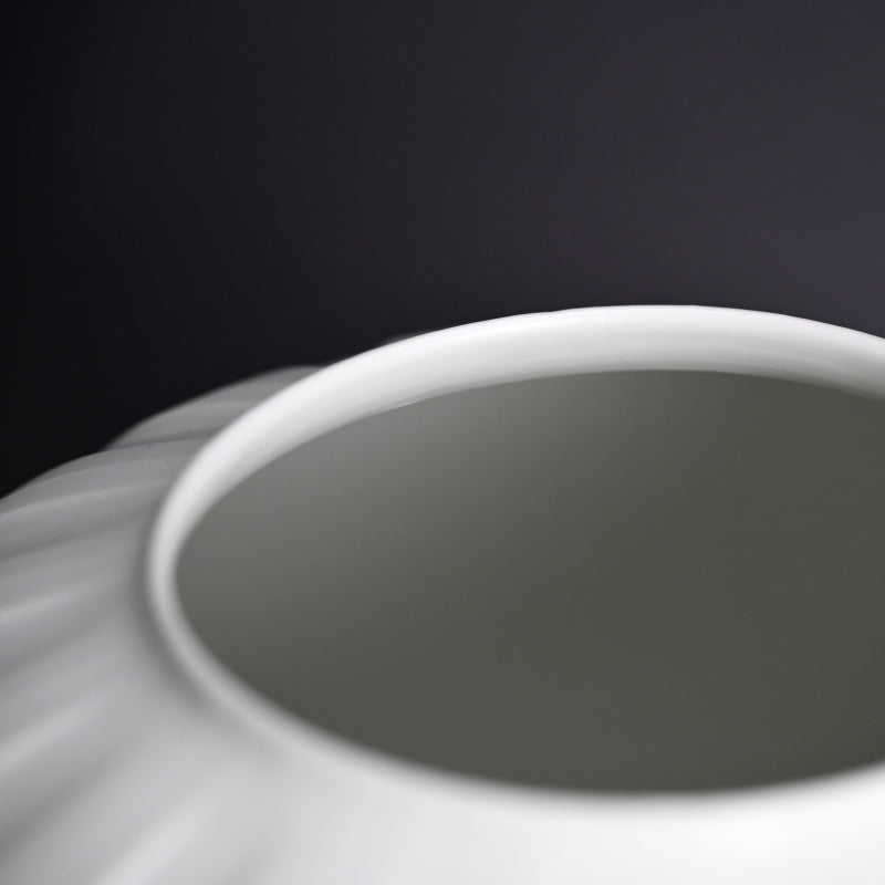 Exquisite Porcelain Vase ー庄村 久喜 "白砂彩磁 丸壺"