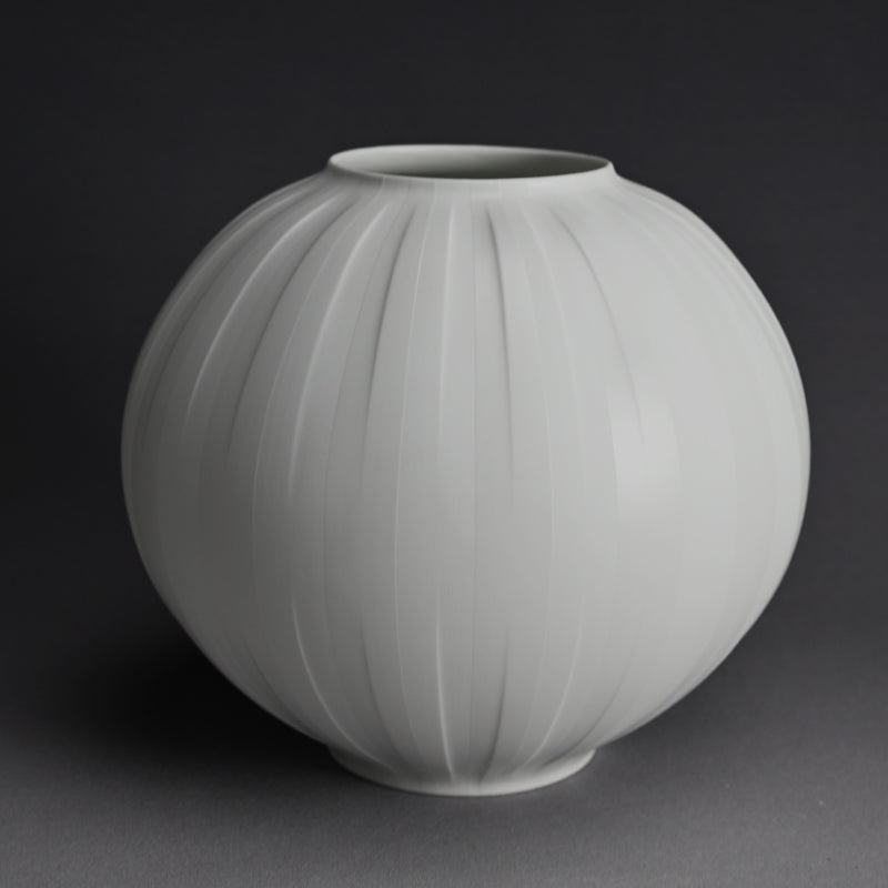 Exquisite Porcelain Vase ー庄村 久喜 "白砂彩磁 丸壺"