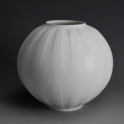 Exquisite Porcelain Vase ー庄村 久喜 "白砂彩磁 丸壺"