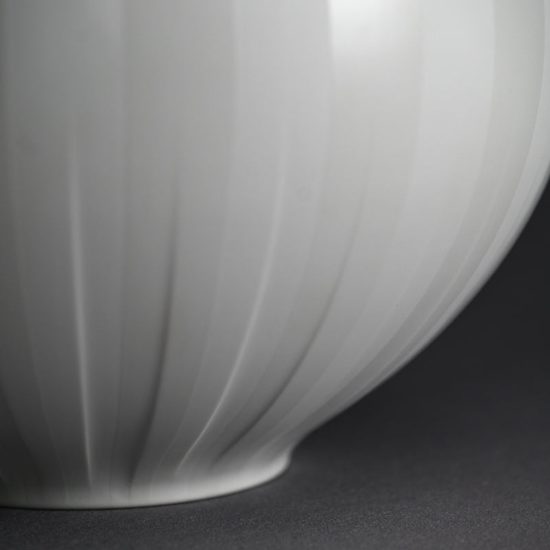 Exquisite Porcelain Vase ー庄村 久喜 "白砂彩磁 丸壺"