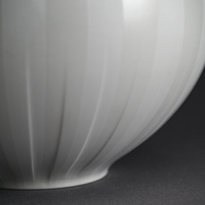 Exquisite Porcelain Vase ー庄村 久喜 "白砂彩磁 丸壺"