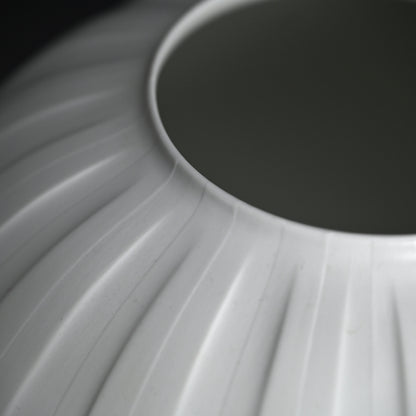 Exquisite Porcelain Vase ー庄村 久喜 "白砂彩磁 丸壺"