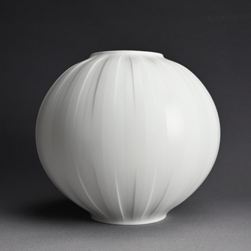 Exquisite Porcelain Vase ー庄村 久喜 "白砂彩磁 丸壺"