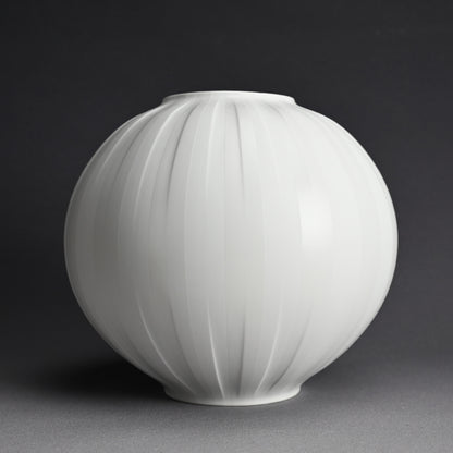 Exquisite Porcelain Vase ー庄村 久喜 "白砂彩磁 丸壺"