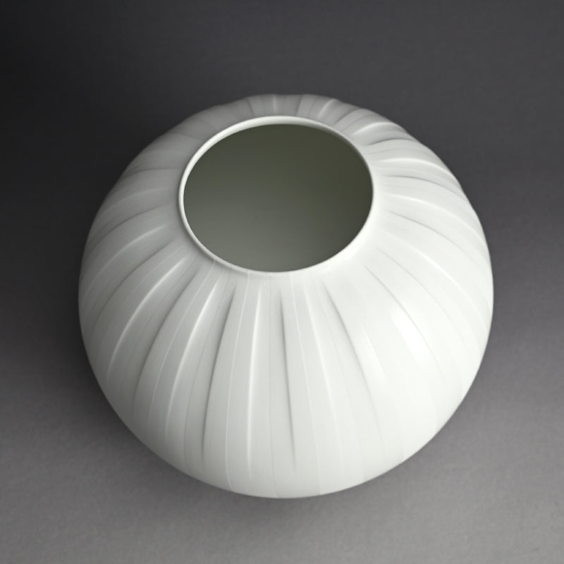 Exquisite Porcelain Vase ー庄村 久喜 "白砂彩磁 丸壺"