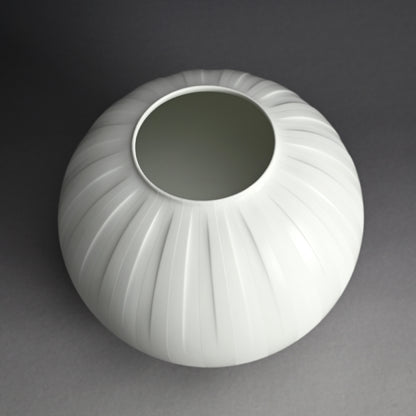 Exquisite Porcelain Vase ー庄村 久喜 "白砂彩磁 丸壺"