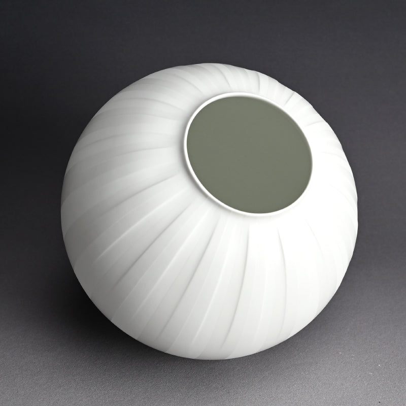 Exquisite Porcelain Vase ー庄村 久喜 "白砂彩磁 丸壺"