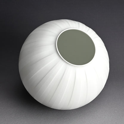 Exquisite Porcelain Vase ー庄村 久喜 "白砂彩磁 丸壺"