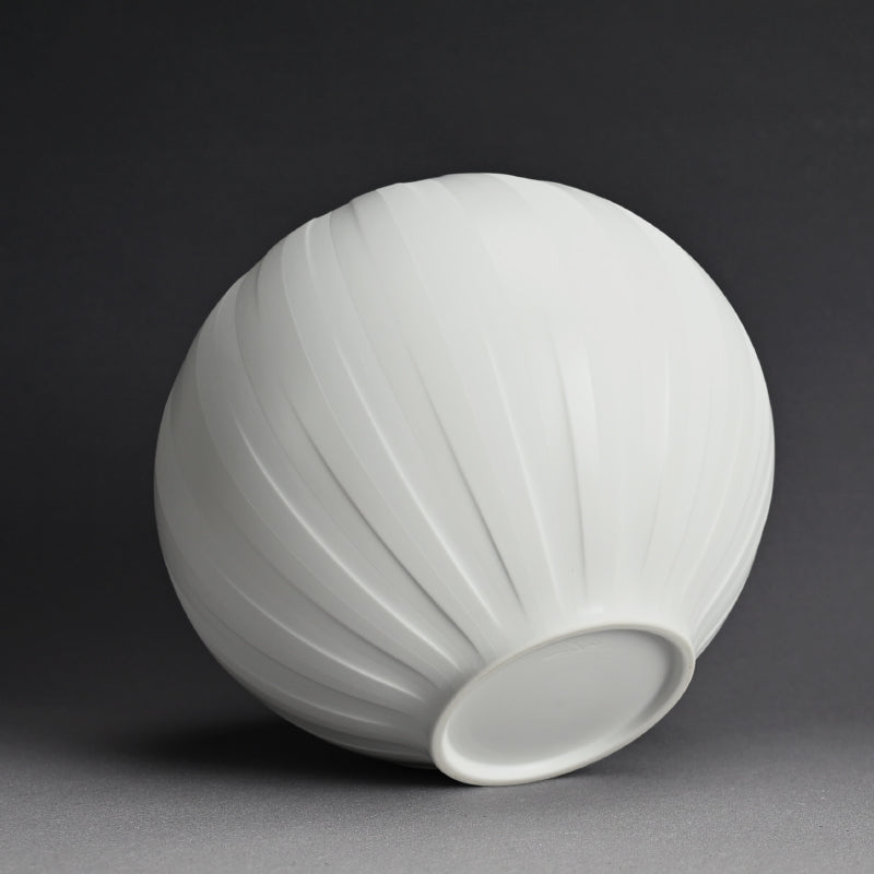 Exquisite Porcelain Vase ー庄村 久喜 "白砂彩磁 丸壺"