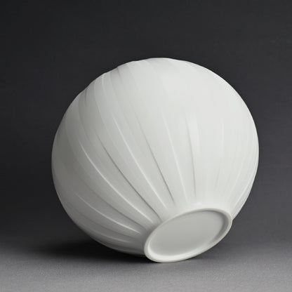 Exquisite Porcelain Vase ー庄村 久喜 "白砂彩磁 丸壺"