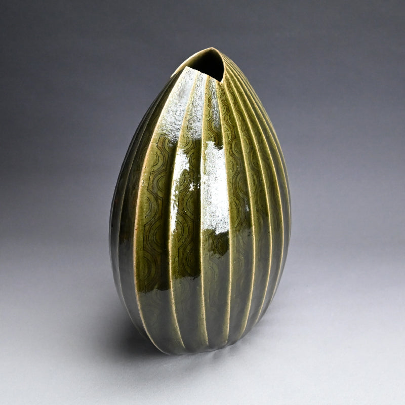 Exquisite Oribe Zogan Vase ー臼井 和成 "織部象嵌花器"