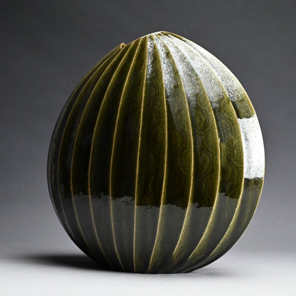 Exquisite Oribe Zogan Vase ー臼井 和成 "織部象嵌花器"