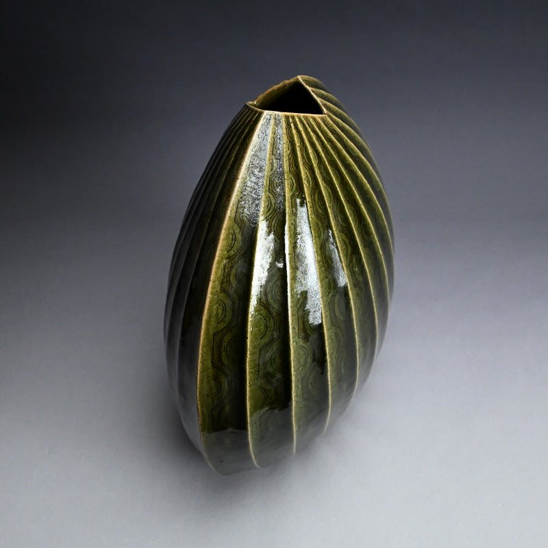 Exquisite Oribe Zogan Vase ー臼井 和成 "織部象嵌花器"