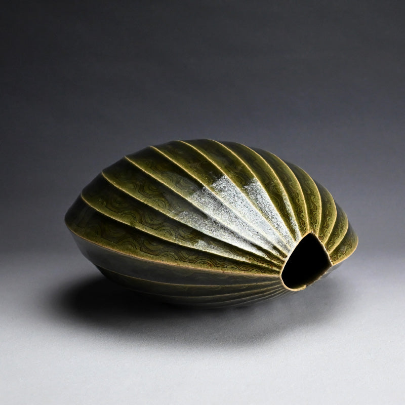 Exquisite Oribe Zogan Vase ー臼井 和成 "織部象嵌花器"
