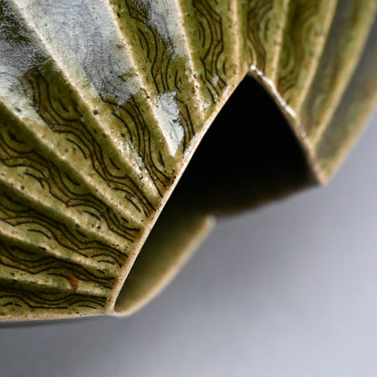 Exquisite Oribe Zogan Vase ー臼井 和成 "織部象嵌花器"