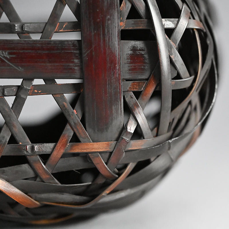 Phoenix Tail Bamboo Art Basket ー塩月 寿籃 “鳳尾竹 花篭”