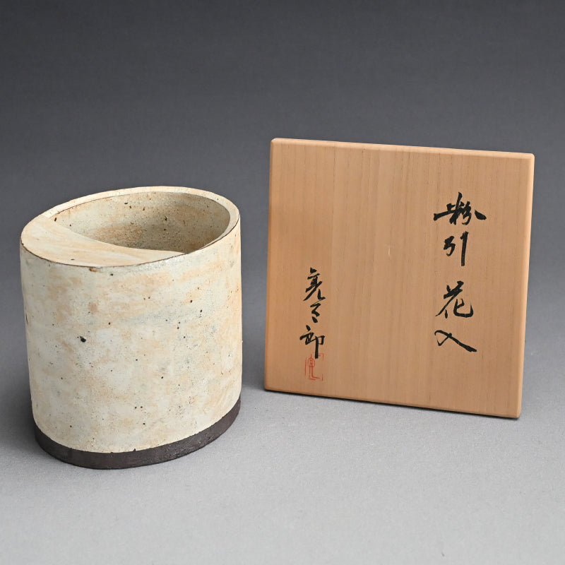 Pivotal Kohiki Vase, exhibited ー加藤 亮太郎 “粉引花入”